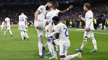 Benzema celebra con sus compañeros uno de los goles anotados contra el PSG