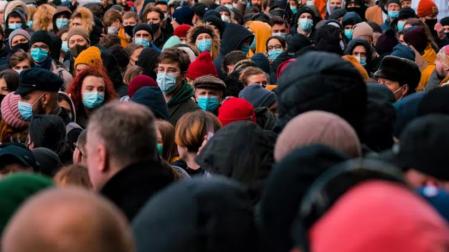 Personas con mascarilla en la calle
