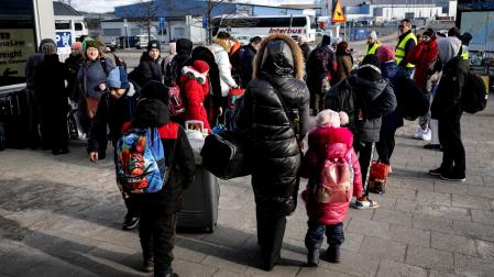 Refugiados ucranianos llegan desde Polonia a Karlskrona, en Suecia
