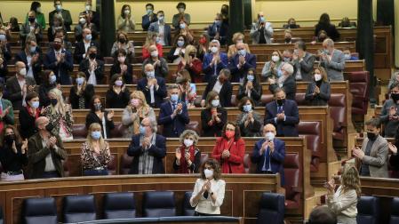 El hemiciclo aplaude durante el pleno del Congreso de los Diputados de este jueves