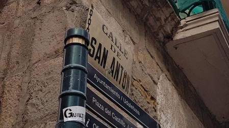 Aspecto que presenta la placa de la calle San Antón