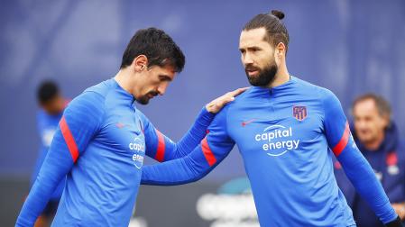 Savic y Felipe realizan estiramientos en la sesión de entrenamiento del Atlético de Madrid este jueves, 10 de marzo en la Ciudad Deportiva de Majadahonda