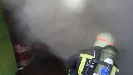 Los bomberos, apagando el fuego en Garralda