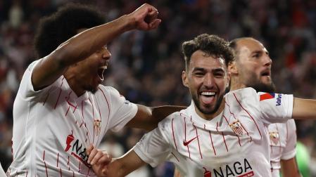 Los jugadores del Sevilla, Munir El Haddadi y el francés Jules Koundé celebran el primer gol del equipo andaluz