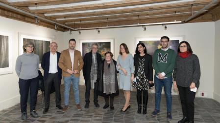 De izda. a dcha., Belén Esparza, Jesús Mª Ramírez, el alcalde Alejandro Toquero, el fotógrafo Rafael Navarro, María Forcada y las concejales Irene Royo, Merche Añón, Martín López e Inés Munuera, en la inauguración