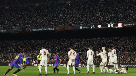Los jugadores del Galatasaray tratan de frenar el disparo de falta de Depay