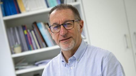 El psicólogo clínico guipuzcoano Iñaki Arrizabalaga Etxegoena, de 59 años, es el gerente de la Red de Salud Mental de Navarra. En la imagen, en su despacho, el lunes