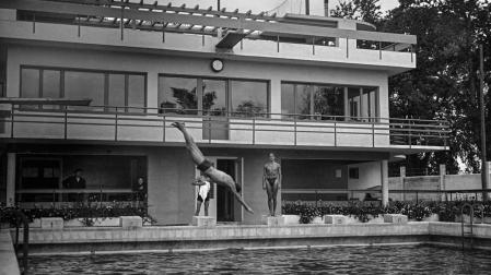 Bañista disfrutan de la piscina del Club Larraina