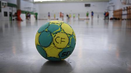 Un balón de balonmano, en un polideportivo navarro.