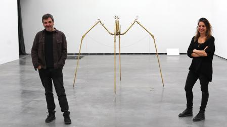 Xabier Erkizia y Charlotte Charbonell este viernes en el Centro Huarte. Junto a ellos la máquina ‘Aura Lodi’.