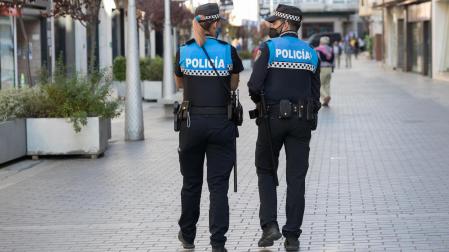Dos agentes patrullan por la calle Gaztambide-Carrera de Tudela