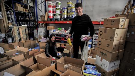 Javier Arbona y Laura Pina terminan de empaquetar todos los productos que se han donado
