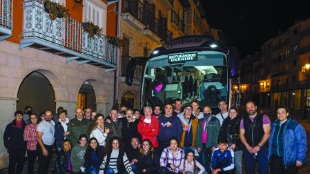 Antes de subir al autobús, los integrantes de la expedición posaron en la plaza de Santiago con sus familias y con las personas que les han ayudado en la iniciativa