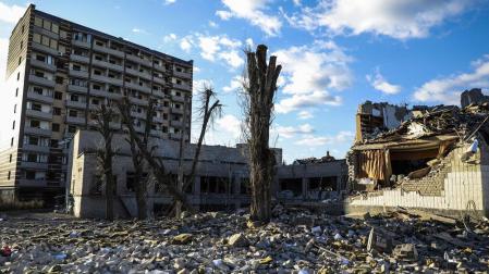 Un edificio, junto a una escuela, destruido por los bombardeos en Zhytomyr