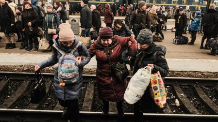 Refugiados ucranianos salen de la estación de Livn hacia Polonia