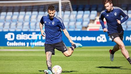 Rubén García busca un desplazamiento en largo en presencia de Jon Moncayola durante el entrenamiento de este sábado en Tajonar