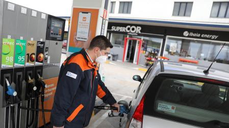 Iván Sánchez Borge ayuda a repostar un turismo en la estación de servicio de Repsol de Olaz donde trabaja
