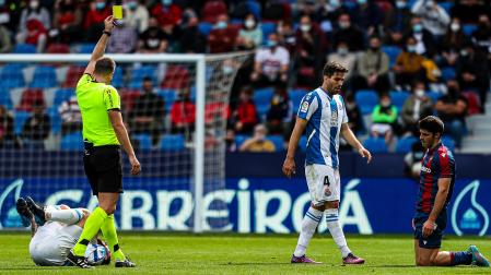 Momento en el que el colegiado saca tarjeta amarilla a Melero, que suponía la suspensión para el choque contra Osasuna en la Jornada 29