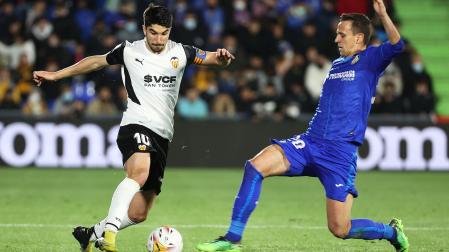 Carlos Soler y Nemanja Maksimovic pugnan por un balón durante el encuentro