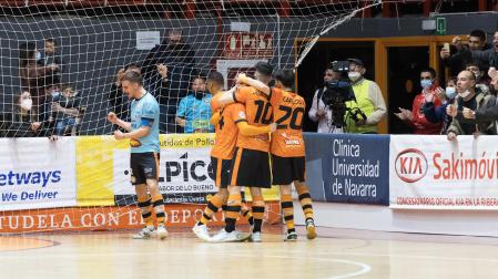 Alegría entre los jugadores de Aspil Ribera tras lograr el empate contra el Jimbee Cartagena