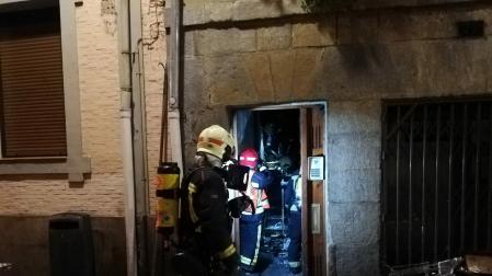 Los bomberos acceden al inmueble