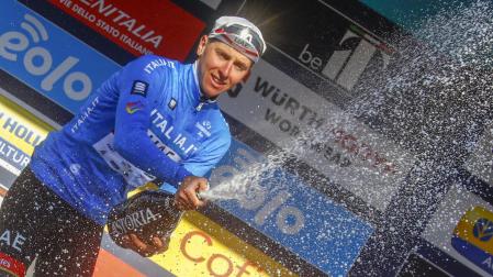 Tadej Pogacar celebra su triunfo en la Tirreno-Adriático