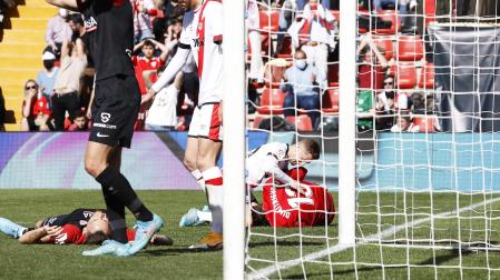 Baillú felicita a su meta, Stole Dimitrievski, tras desbaratar una ocasión sevillista en el tramo final del encuentro