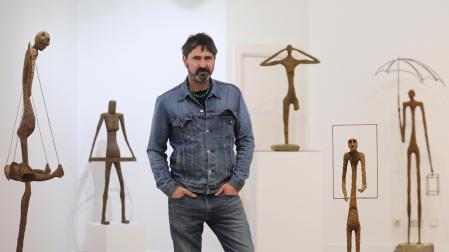 Alberto Aldaba, junto a parte de las esculturas que ha creado en los dos últimos años y forman parte de la exposición Óxido