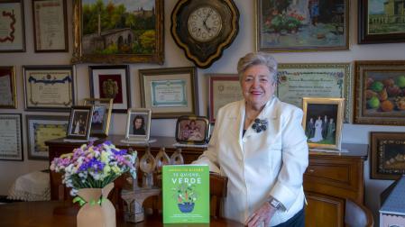 Angelita Alfaro con el libro nuevo y el Premio Navarra de Gastronomía que recibió en 2009