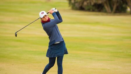 Elena Hualde Zúñiga entrenando en los campos de golf de Gorraiz, donde practica junto a Jesús Mari Legarrea