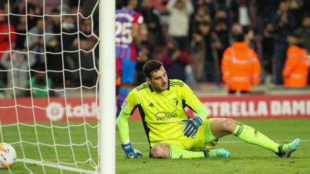Sergio Herrera se lamenta tras encajar uno de los goles contra el Barcelona en el Camp Nou