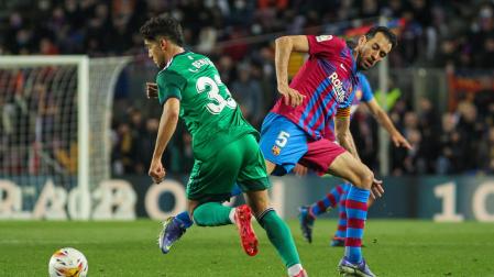Iker Benito, que debutó como titular, regatea a Busquets