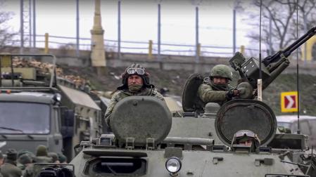 Militares rusos, en una carretera cercana a Kiev, en una imagen facilitada por el servicio de prensa del Ministerio de Defensa de Rusia el pasado 7 de marzo