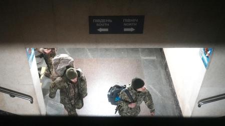 Soldados ucranianos cogen el tren nocturno Kiev-Odessa de 10 horas de duración en la estación de Vinnytsia