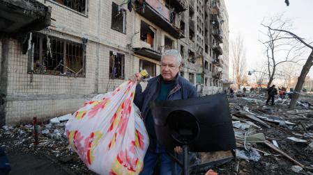 Un hombre recoge varios objetos de su casa en Kiev