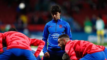 Joao Félix junto a sus compañeros durante el partido contra el Cádiz