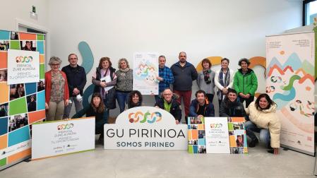 Participantes y promotores de la campaña de comunicación sufragada por el Gobierno foral, durante el acto de presentación de este lunes en Burgui