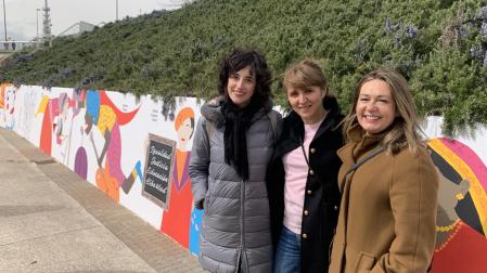 Mila García, Itziar Goñi e Idoia Iribertegui, tres de las artistas del mural