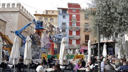 Varias personas en una terraza en Valencia, sumergida en Las Fallas