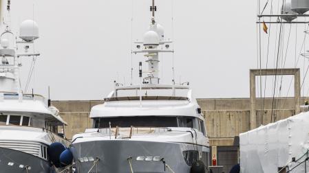 Vista del yate Lady Anastasia, cuya propiedad se atribuye al fabricante de armas ruso Alexander Mijeev, que permanece desde la medianoche del lunes al martes retenido en Port Adriano (Mallorca)