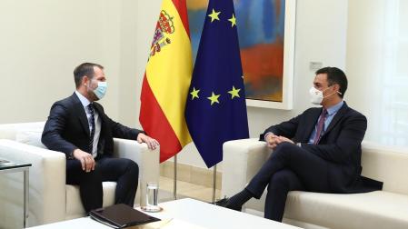 El vicepresidente de Meta, Javier Olivá, y el presidente del Gobierno, Pedro Sánchez, durante la reunión celebrada este martes para analizar posibles inversiones en España de la empresa