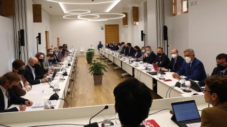 La presidenta dirige unas palabras a los asistentes a la reunión extraordinaria del Consejo                                              Económico y Social, ayer, en una sala del Palacio de Navarra