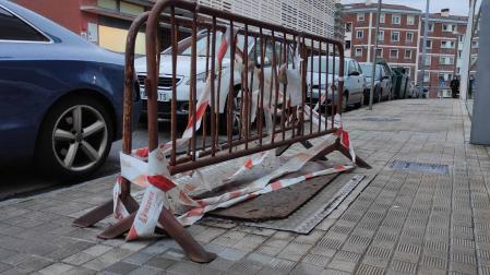 Vallas que tapan este agujero en la calle Sangüesa desde julio