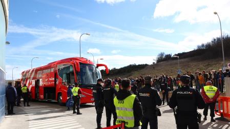 El autobús del Atlético de Madrid, a su llegada hace un mes a El Sadar