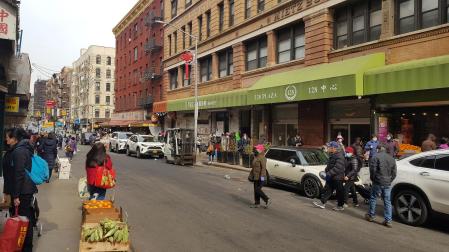 Varias personas participantes en un paseo turístico organizado por "Metro NYC Tours" sobre el Nueva York de los gangsters pasan frente al edificio que representó la ficticia compañía de aceite de oliva "Genco" de Vito Corleone, el 5 de marzo de 2022, en Nueva York (Estados Unidos). En el púlpito de la antigua catedral de San Patricio, en el barrio italiano de Manhattan, se rodó una de las escenas más memorables de 'El Padrino'