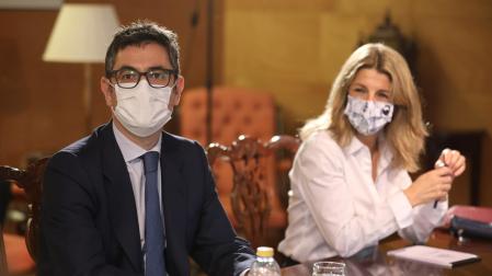 El ministro de la Presidencia, Félix Bolaños, y la vicepresidenta segunda y ministra de Trabajo, Yolanda Díaz, durante una reunión con representantes del Grupo Parlamentario Popular, en el Congreso de los Diputados