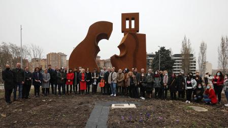 Foto de familia, con el nuevo monumento a Sabicas a la espalda, de la corporación municipal, el artista Carlos Ciriza y representantes de la cultura gitana en Pamplona