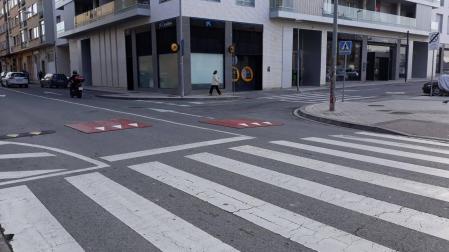 Imagen de la confluencia de las calles Río Queiles y Río Irati con el paso de cebra que se quiere elevar