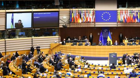 El presidente de Ucrania, Volodimir Zelenski, dirigiéndose al Parlamento Europeo en sesión plenaria extraordinaria el 1 de marzo de 2022