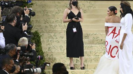 Alexandria Ocasio-Cortez en la gala Met 2021 con su vestido “Tax the Rich”